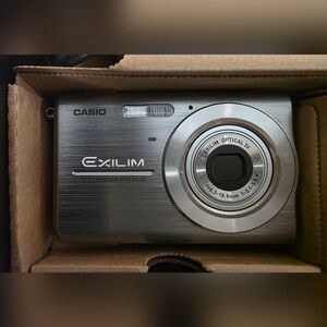 Casio Exilim EX-Z75 Compact Digital Camera Retro One Owner Excellent Condition